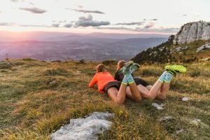 chaussette sport décalée 7èmè ciel sur femme allongée en montagne pour trail running vélo rando