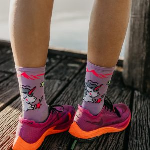 modèle avec chaussettes sport licornes mauves originales