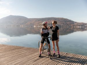 couple de sportifs au bord du lac portant des chaussettes de sport loverette