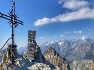panorama de montagnes avec une croix