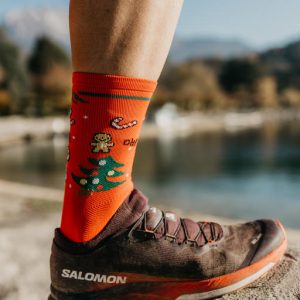 sportif présentant chaussettes de sport rouges de noël originales pour cyclisme trail running