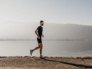 sportif courant au bord du lac