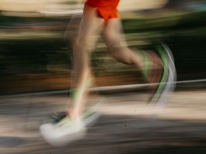 coureur avec des chaussettes de sport les raymondes photo floue