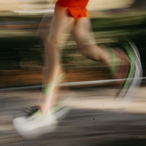 coureur avec des chaussettes de sport les raymondes photo floue