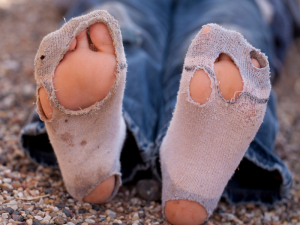 pieds avec des chaussettes de sport trouées