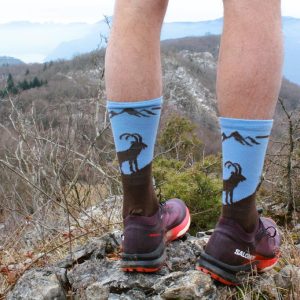 marcheur avec chaussettes mérinos les raymondes bleu, marron, avec un bouquetin