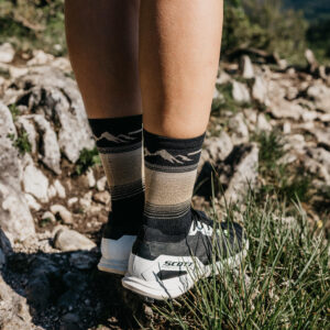 sportive avec des chaussettes de sport les raymondes originales stylées techniques et respirantes pour le trail running hyrox rando