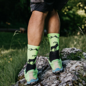 sportif portant des chaussettes raymondes noir et jaune avec un bouquetin