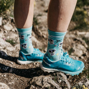 modèle en chaussettes de sport techniques et respirantes fun bleues avec des muerta pour le trail running, rando, multisport