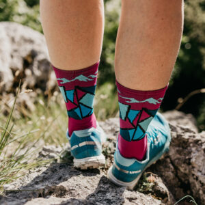 sportive avec des chaussettes de sport respirantes techniques pour le trail running le cyclisme avec motifs géométriques.