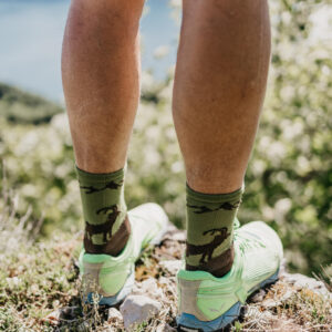 modèle avec chaussettes de sport techniques les raymondes avec un bouquetin vert olive et marron
