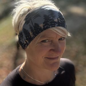 sportive portant le bandeau crépuscule les raymondes, léger et respirant pour le trail running, sans compression