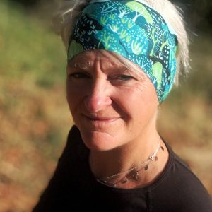 sportive portant le bandeau forêt enchantée les raymondes, léger et respirant, sans compression
