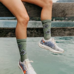 sportive portant le modèle de chaussettes de sport techniques originales et respirantes les raymondes kaki et des edelweiss