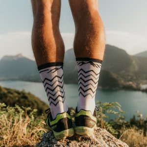 sportif avec chaussettes sport les raymondes trail run chevron blanc noir gris