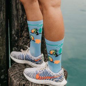 sportive portant des chaussettes sport techniques et respirantes limitant les frottements avec des toucan bleu