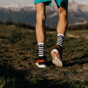 modèle homme avec chaussettes sport trail run marinière en montagne