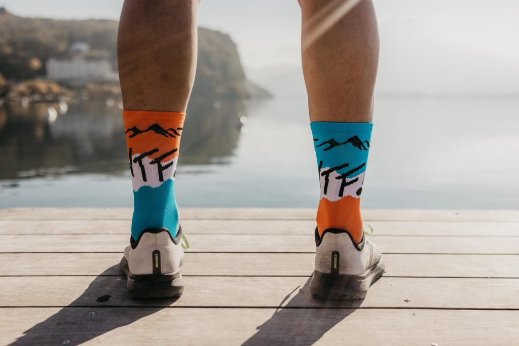 sportif avec chaussette de sport WTF orange bleu les raymondes techniques et respirantes limitant les frottements
