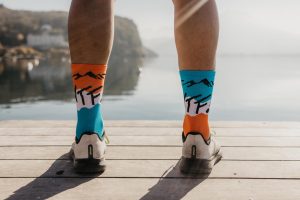 sportif avec chaussette de sport WTF orange bleu les raymondes techniques et respirantes limitant les frottements