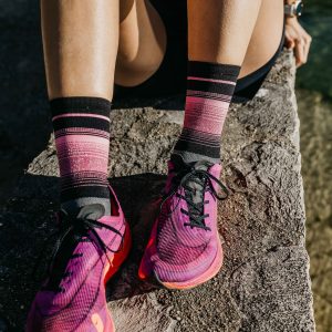 sportive présentant chaussettes de sport ultra respirante et ajustée pour limiter les frottements noir rose et paillettes argent