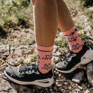 sportive avec des chaussettes de sport techniques ultra respirantes qui reduit les frottement rose en montagne
