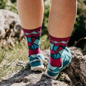 pied d'une sportive présentant les chaussettes de sport les raymondes, modèle picasso, forme géométriques violet turquoise bleu petrole
