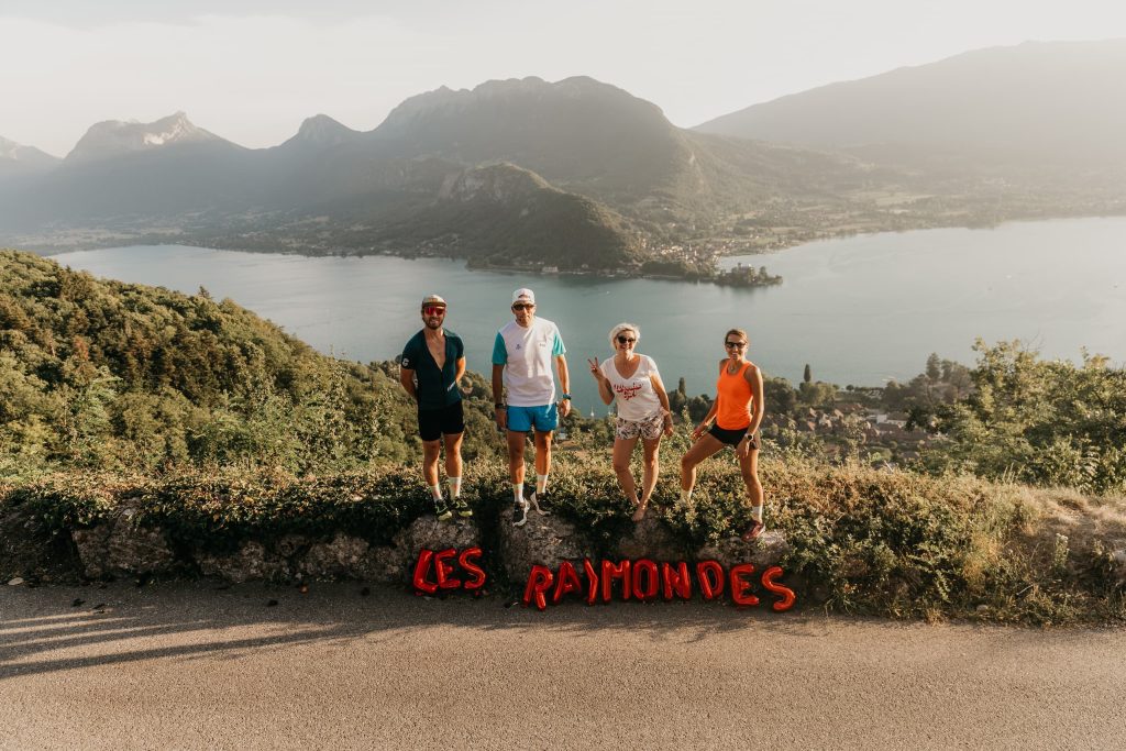 équipe de trail run avec des chaussettes techniques les raymondes