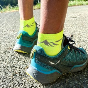 pied de coureur avec des socquettes les raymondes jaune fluo techniques, légères et sans compression à la cheville