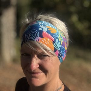 sportive portant le bandeau pop nature les raymondes, motifs colorés, léger et respirant, sans compression